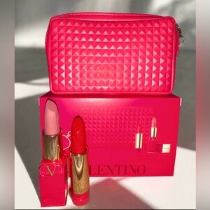 Valentino 22R Rosso Lipstick 
Valentino 123R Spike A Pose